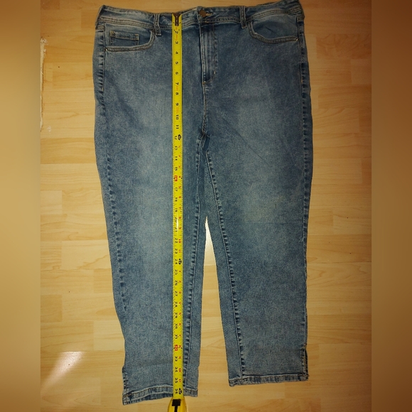 D/C Slightly Curvy Jeans With Slits - Picture 11 of 12